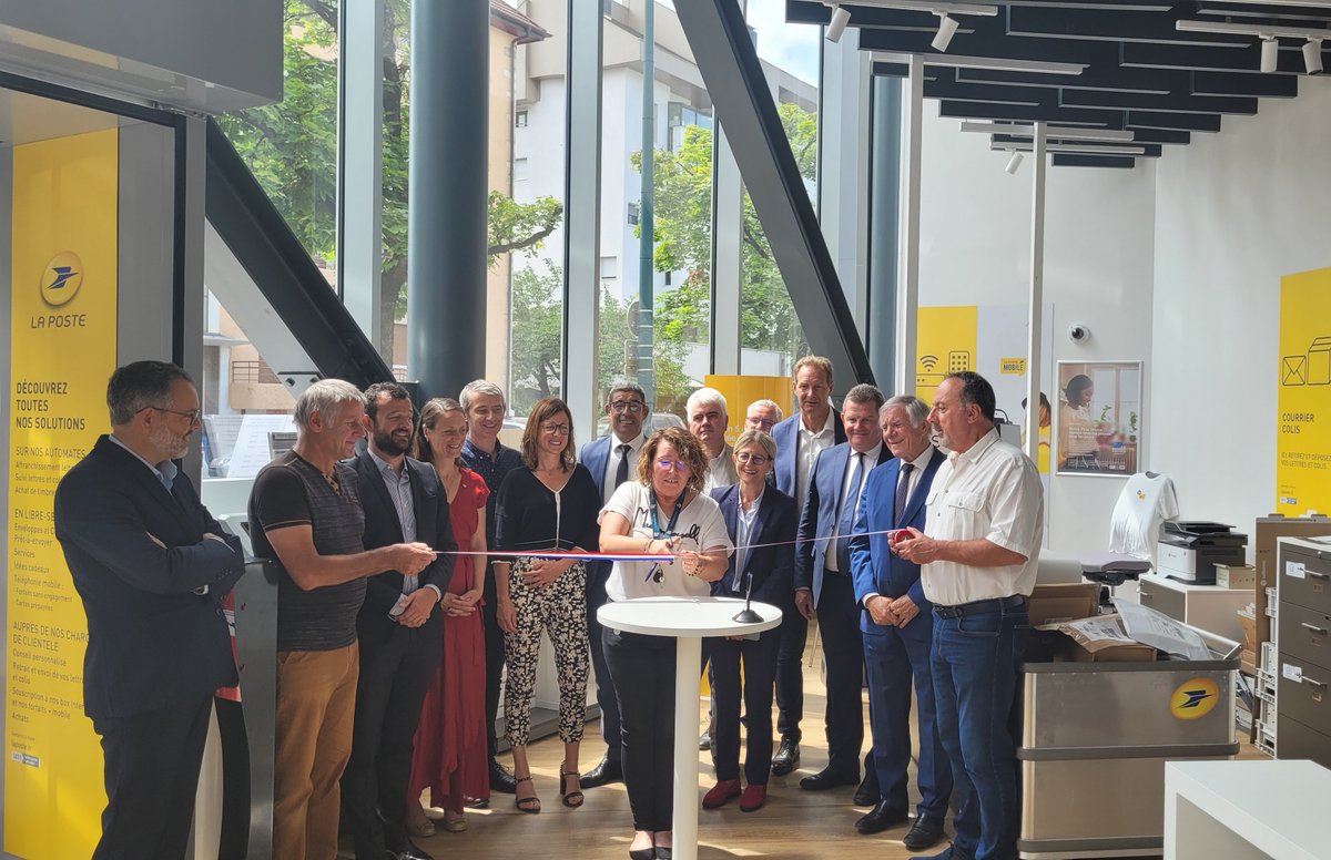 Le bureau de poste rénové d' #Annecy Parleman  a été inauguré au sein des Nouvelles Galeries : plus moderne et avec un service d'accueil personnalisé. Les valeurs de #Proximité et d'#Excellence dans la relation client sont mises en avant. 
#HauteSavoie #SimplifierLaVie #Services