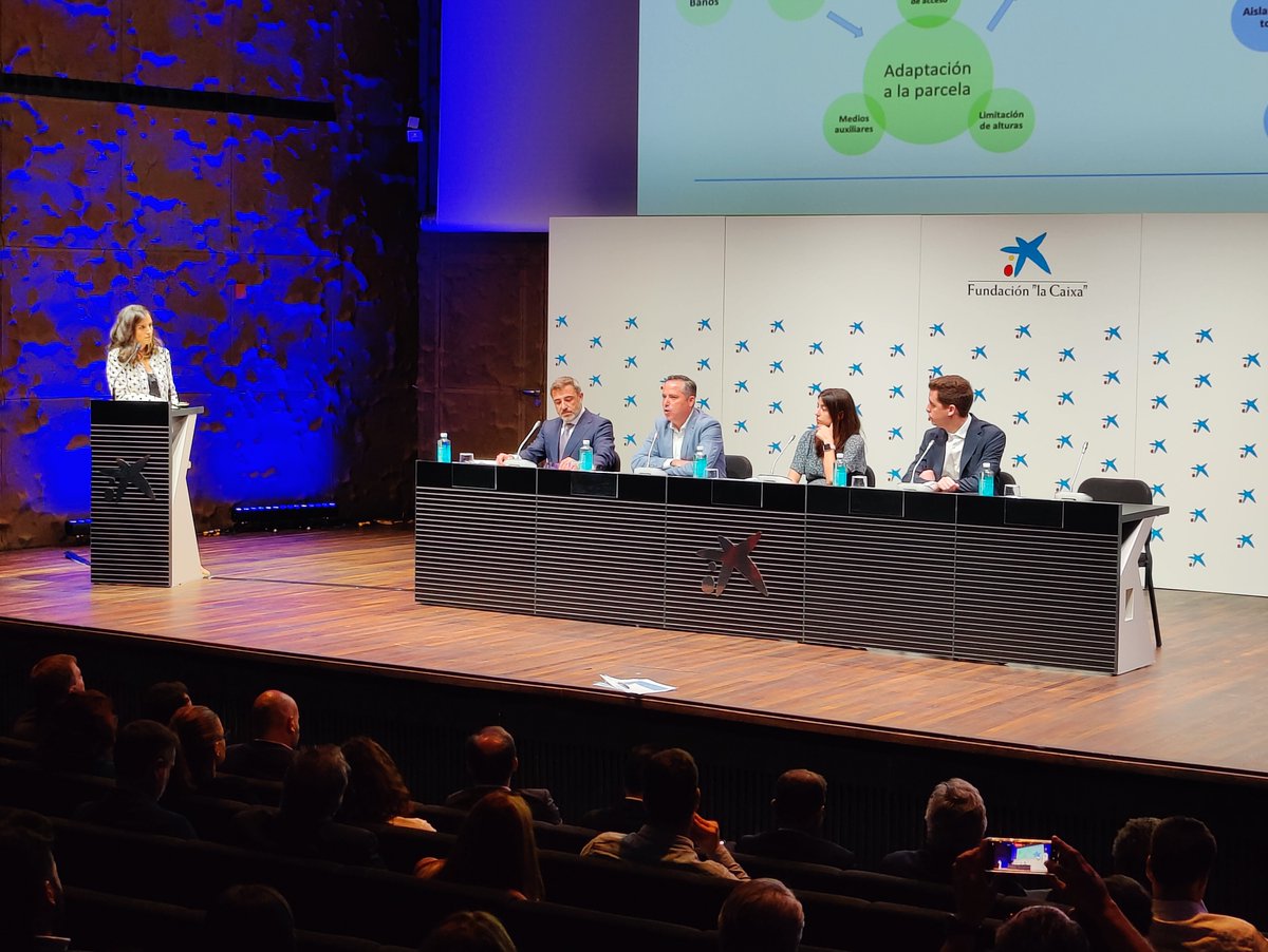 Nuestra Directora de #Sostenibilidad, <a href="/IsabelAlonsoA/">Isabel Alonso de Armas</a>, moderó la mesa redonda durante la Asamblea General del #ClústerDeLaEdificación celebrada esta mañana en Madrid. Junto con otros expertos del sector, hemos podido conocer el futuro de la #construcción industrializada,