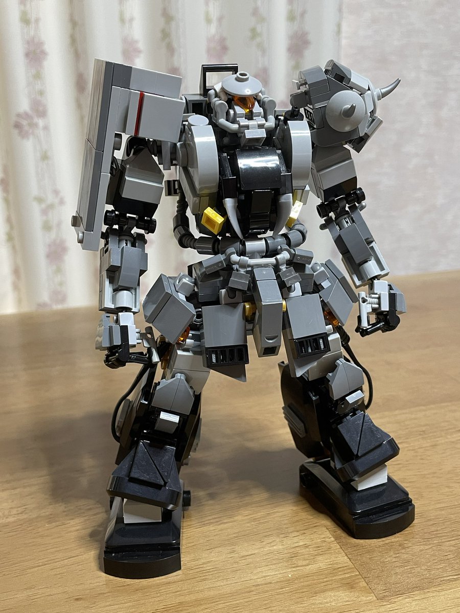 again_404's tweet photo. オリジナル レゴ ザク完成しました。
ブレードアンテナはないですがF2型、R-1型をベースにしてます。
武装はザクマシンガン、バズーカ、
ヒートホーク、護身用のヒートナイフです。 https://t.co/sc3RWNAs1Z
