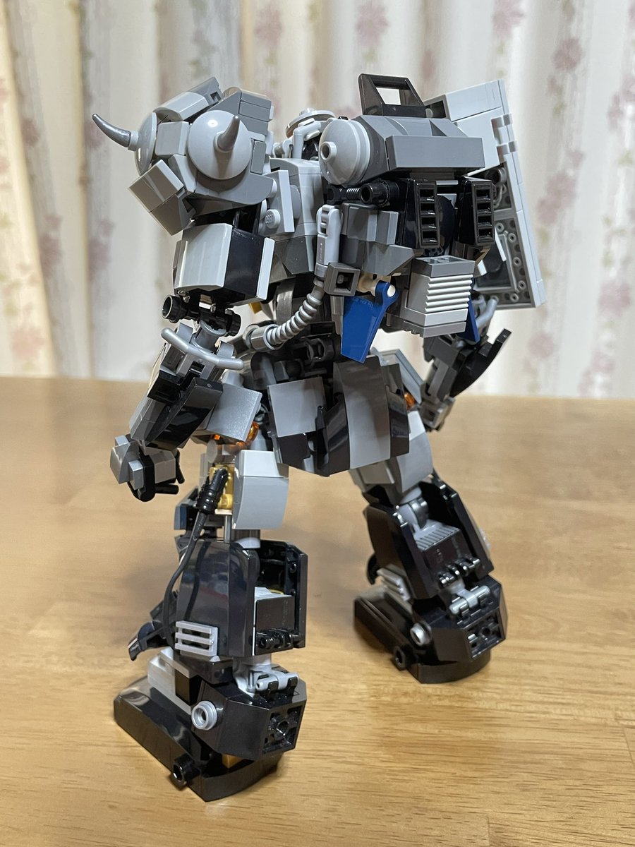 again_404's tweet photo. オリジナル レゴ ザク完成しました。
ブレードアンテナはないですがF2型、R-1型をベースにしてます。
武装はザクマシンガン、バズーカ、
ヒートホーク、護身用のヒートナイフです。 https://t.co/sc3RWNAs1Z