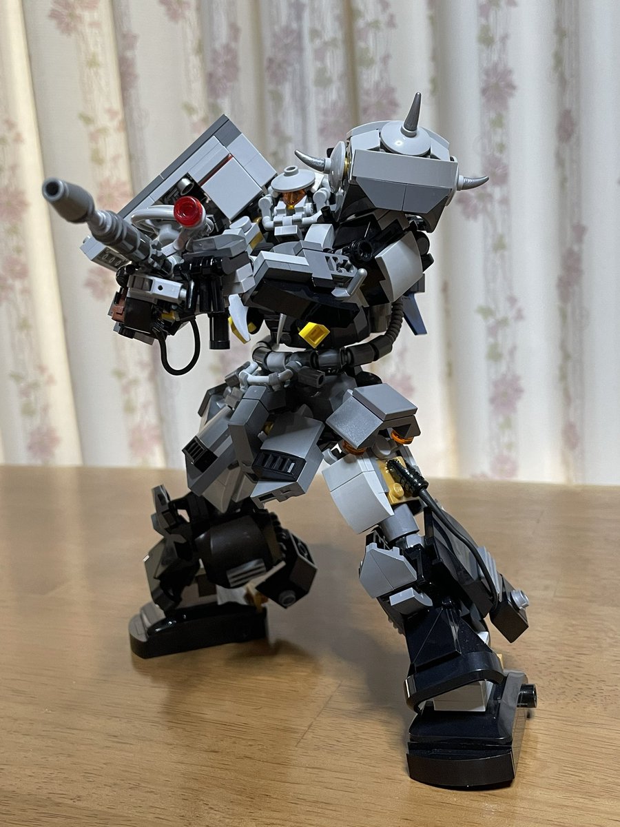 again_404's tweet photo. オリジナル レゴ ザク完成しました。
ブレードアンテナはないですがF2型、R-1型をベースにしてます。
武装はザクマシンガン、バズーカ、
ヒートホーク、護身用のヒートナイフです。 https://t.co/sc3RWNAs1Z