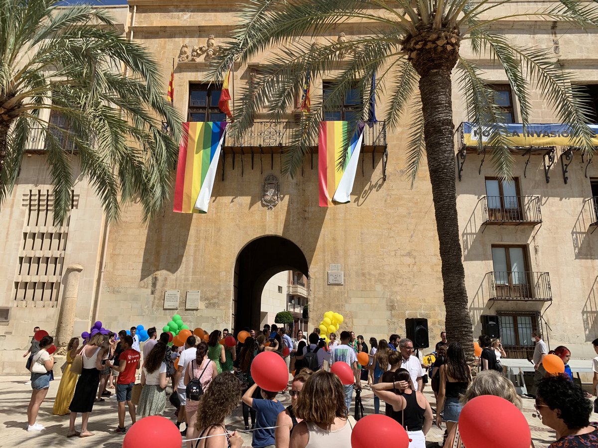 Hoy el Vrct. De Inc. Sost. y Dep. <a href="/rreinava/">Raul Reina</a> y la Unidad de Diversidad de <a href="/UniversidadMH/">UMH</a> hemos estado presentes en la lectura del manifiesto por parte del <a href="/ajuntamentelx/">Ayuntamiento de Elche - Ajuntament d'Elx</a> y <a href="/ElxLGTBI/">Elx LGTBI - Ajuntament d'Elx</a> para conmemorar el #OrgulloLGTBI. 

Frente al odio: visibilidad, orgullo y resiliencia 🏳️‍🌈🏳️‍⚧️