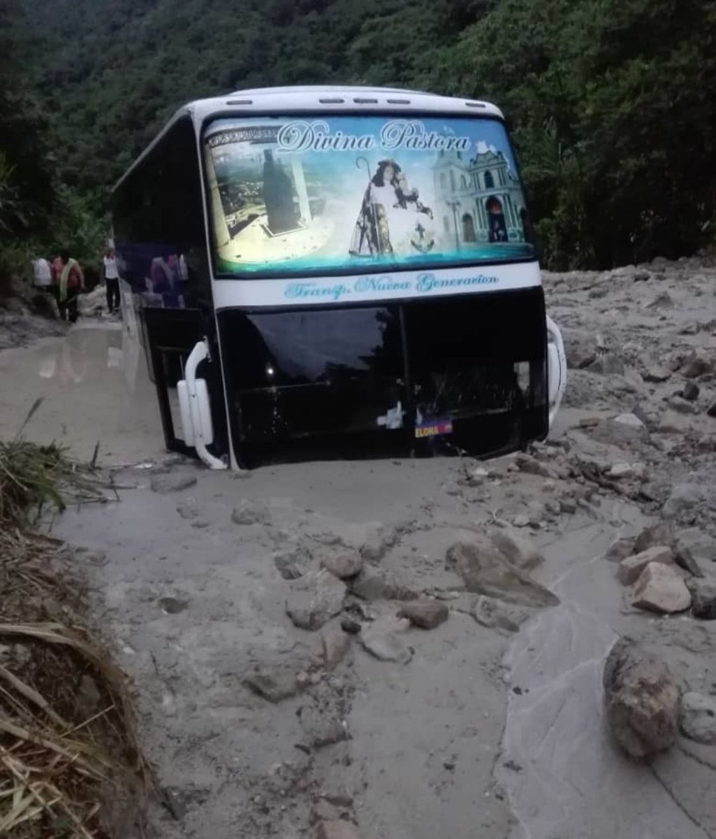 rodolfoperiodis's tweet photo. Este autobús quedó atrapado hoy en el derrumbe de Mata e Café. Pertenece a la empresa Nueva Generación, control 075. Destino San Cristóbal - Barquisimeto. 35 adultos y 14 menores. PC Fernández Feo rescató al pasajero atrapado quien sufrió lesiones leves. https://t.co/FCEuyjOK8g