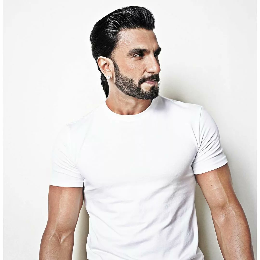 Bawa @RanveerOfficial giving stylish looks😎

#ranveersingh #actor #bollywood #jayeshbhaijordaar #stylr #menssummerfashion #fashiongram #fashioninspo #chipkumedia