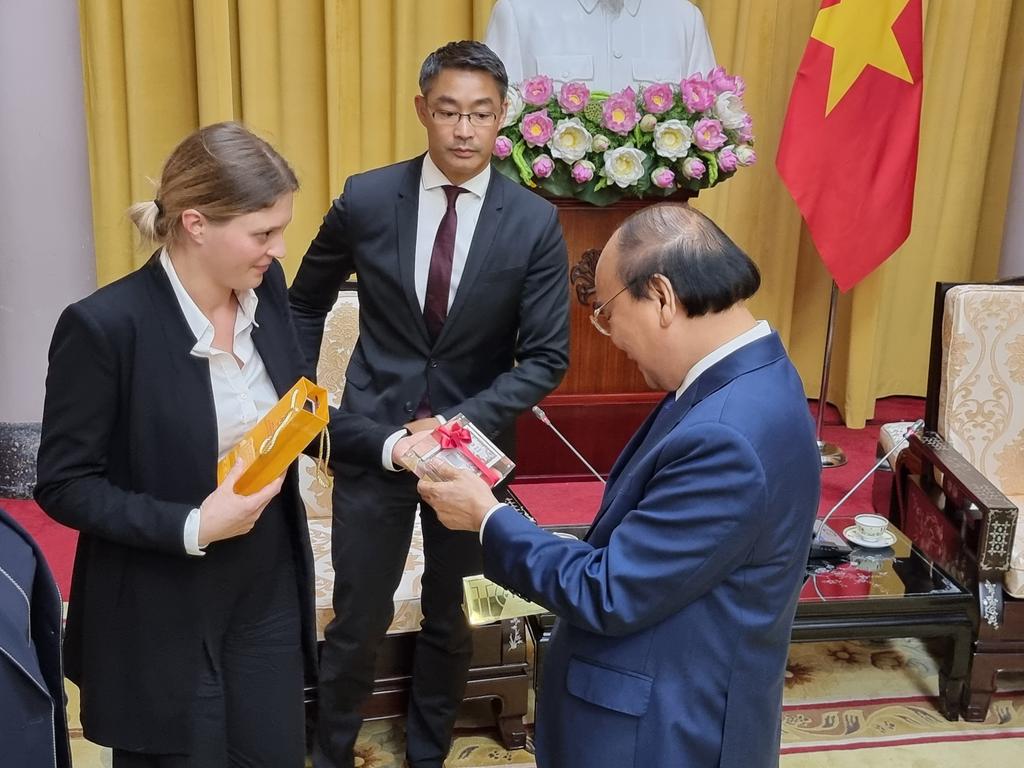 Justdoitalex's tweet photo. The president of Vietnam got a #Bitcoin paper wallet donated by @BitcoinSuisseAG. Mission accomplished. @ConsessorZug. The block with the transaction contains the independence day of Vietnam. https://t.co/KcOicAV2zx
