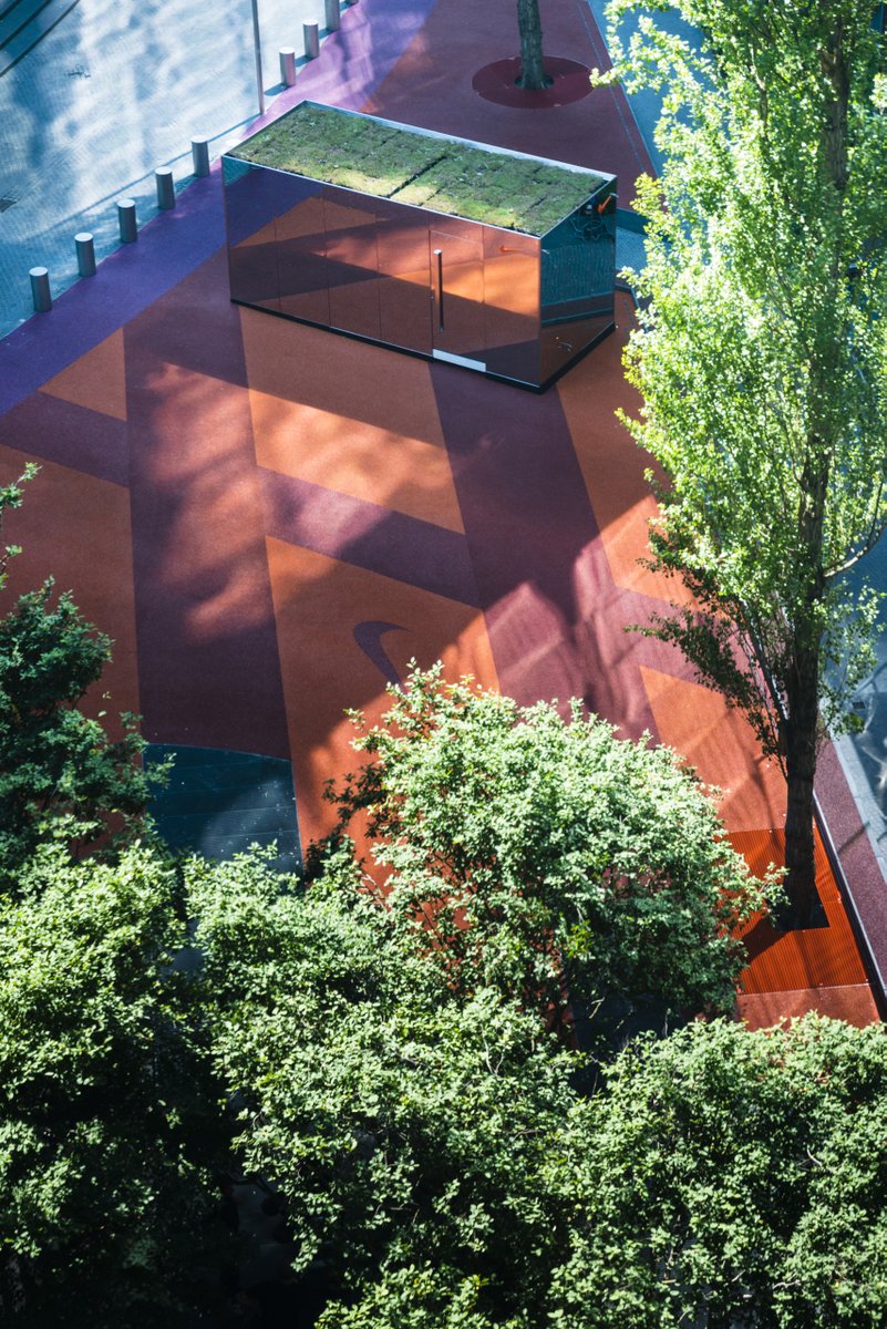 blossity's tweet photo. Blossity transformed a forgotten corner of the iconic Sony Center into a vibrant urban sports court made of recycled trainers 💚.

Welcome to the Nike Experience Hub - open daily for every athlete* in #Berlin 

Image credit Blossity / Rick van der Klooster
#activecities https://t.co/TIQTOwQA6A