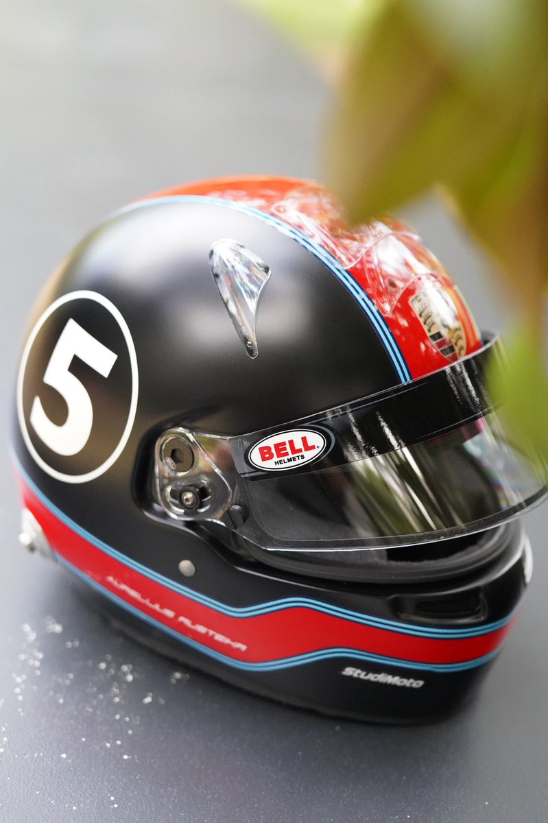 studimoto's tweet photo. Bell RS7 Carbon pintado 100%, edición Porsche Martini.
Sesión de fotos top, donde apreciamos la combinación de barnices mate y brillante.

📸 @GerardBoadella https://t.co/g35xGjt1bP