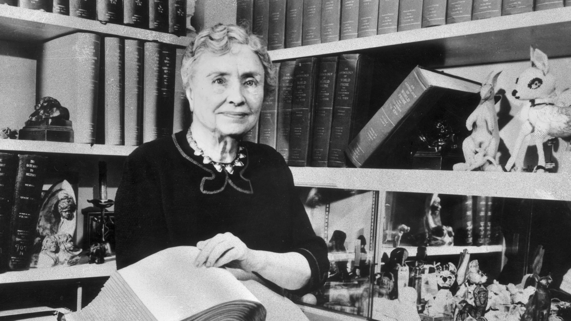Helen keller and anne sullivan. Слепоглухонемая хелен келлер. Helen is three years. Helen is three years. Helen is three years.
