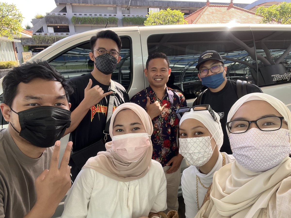 dyradyre's tweet photo. DRIVER PALING BEST DEKAT BALI !

Kalau korang pergi Bali &amp; nak driver, driver Agung ni memang best. 

Kereta besar &amp; bersih, punctual on time always, suggest semua tempat best &amp; siap tolong belikan ticket lagi 🥲❤️ https://t.co/dHiszl7uNg