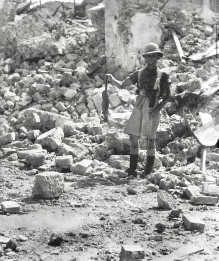 A British soldier holding a dead cat he found in the ruins of #Palestinian resistance homes #British occupation authorities demolished villages near #Jafa 1936 
Via Raya FM 
#CrimesofBritain r still not unpaid for and ongoing by UK Tory Govt and zionists 
#IsraeliCrimes