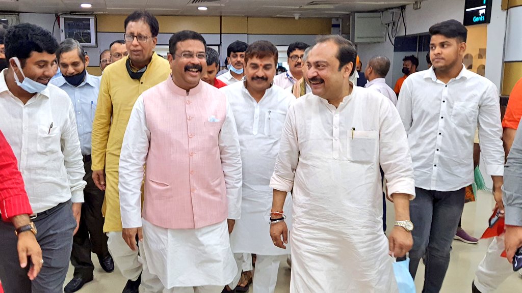 _vivekthakur's tweet photo. पटना एयरपोर्ट पर भाजपा के वरिष्ठ नेता व केन्द्रीय शिक्षा एवं कौशल विकास मंत्री आदरणीय श्री @dpradhanbjp जी का बिहार आगमन पर स्वागत किया। https://t.co/znRlK6xFMp
