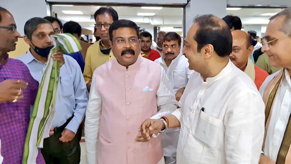 _vivekthakur's tweet photo. पटना एयरपोर्ट पर भाजपा के वरिष्ठ नेता व केन्द्रीय शिक्षा एवं कौशल विकास मंत्री आदरणीय श्री @dpradhanbjp जी का बिहार आगमन पर स्वागत किया। https://t.co/znRlK6xFMp