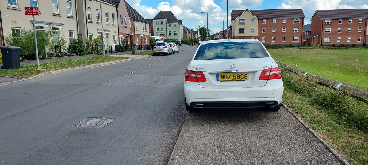 TownCycles's tweet photo. Stopped to report this #pavementblocker via 101, but whilst waiting to get through a police car came by that I was able to flag down. They promptly agreed that this endangered vulnerable users of the footpath and started searching for the driver 👍 @BlatantWatch https://t.co/D0FoXVtS42