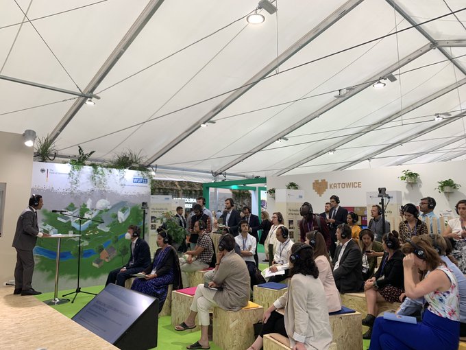 Urbanet_info's tweet photo. The Indian-German partnership seeks to make cities in India clean and affordable through #GreenMobility. "The shift to green transport is non-negotiable and key to our common climate goals", says Shri @kundan_ias @BMZ_Bund #WUF11 #Germany4liveability https://t.co/jFlrcDGfud