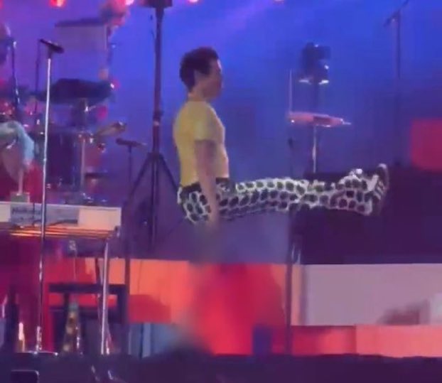 littlebtrlight's tweet photo. @Harry_Styles kicking in https://t.co/kJ3uQjx7rh