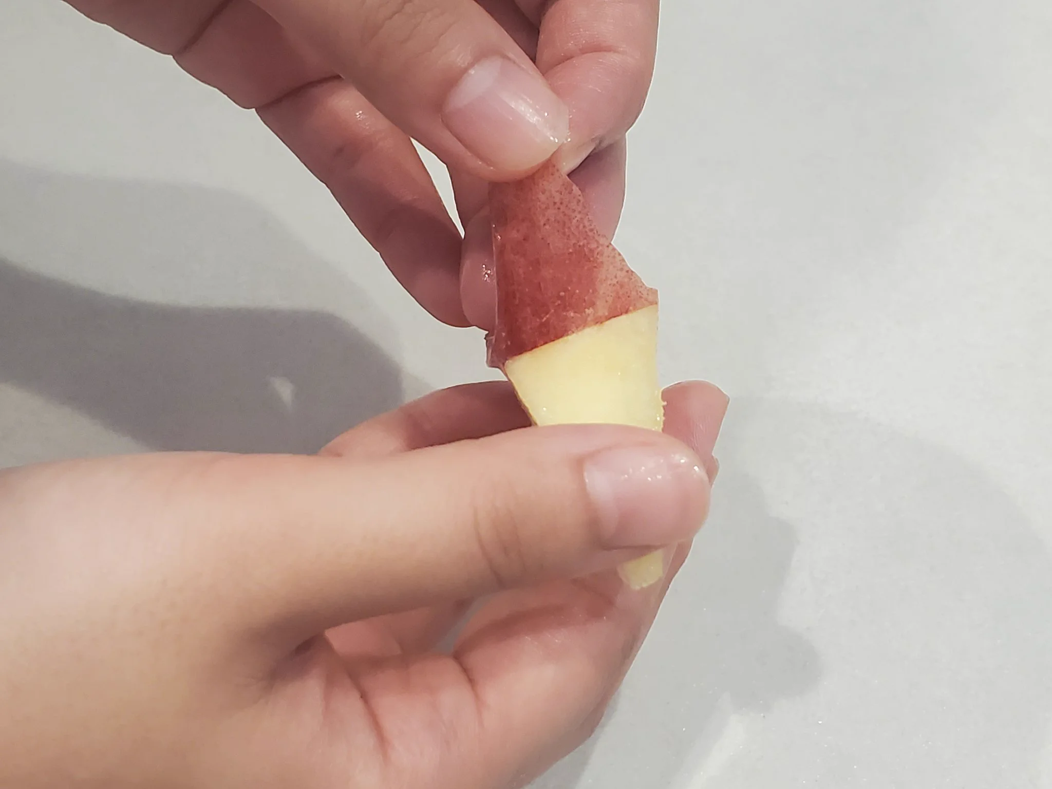 桃はこうやって皮をむく！失敗知らずで、無駄なく桃を食べる方法。