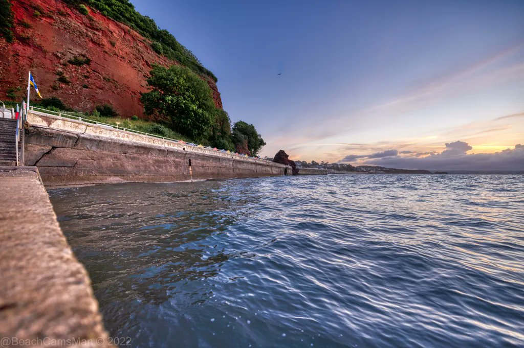 CoastCams247's tweet photo. These colourful outcrops along the Dawlish Coast, easily visible from the train, provide a reminder of when Britain lay closer to the equator and much of the country as we now know it was a desert!  Source: Geo Society. #landscaped #redsandstone #sandstonetrail https://t.co/yflcOe4oOK