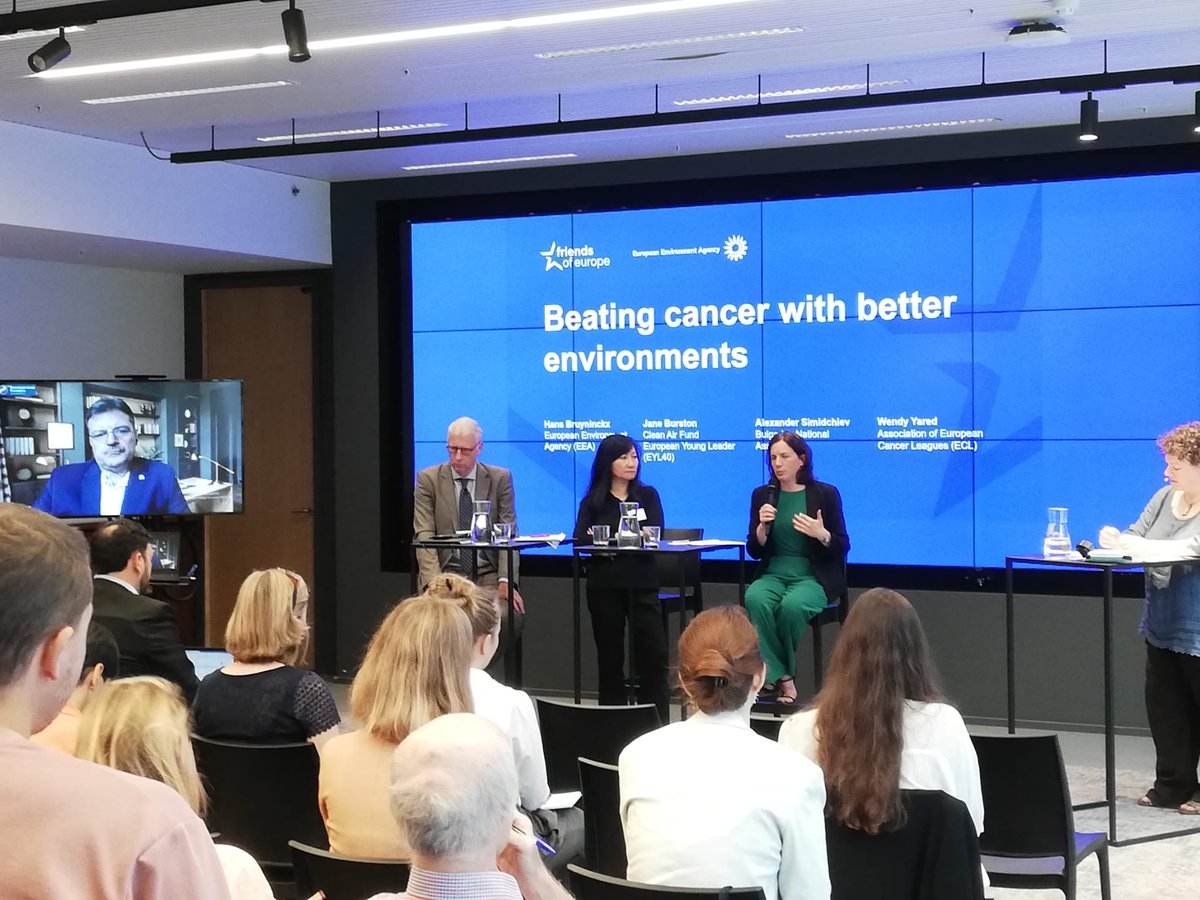 FriendsofEurope's tweet photo. 🗣️ @Jane_Burston, Executive Director of the @cleanairfund and 2015-2016 European Young Leader - @EYL40, talks about the drivers behind unconventional health awareness campaigns during our #FoEDebate on the #EEACancerReport. https://t.co/OXIPSiVimR