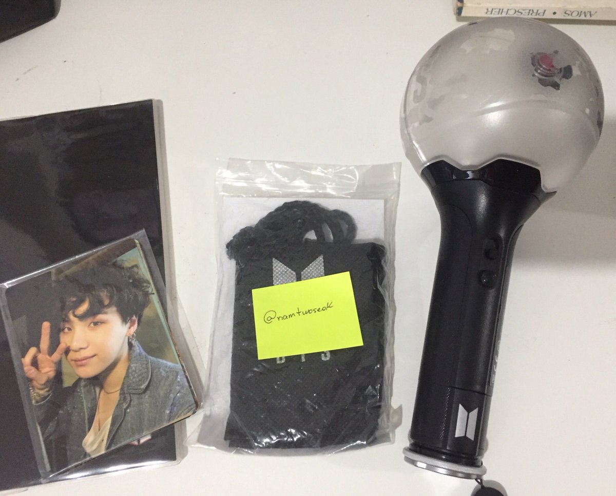 namtwoseok's tweet photo. VENDA/VENDO

• Army Bomb Original: Versão 3
• Completinha com os photocards
• Algumas avarias na caixa e marquinhas no adesivo, pois já passou pela guerra em 2019
• Mando vídeo/foto na DM
• Tenho feedbacks positivos
• Valor: R$200 + Frete a calcular pela sua região https://t.co/GpsYjXWzvs