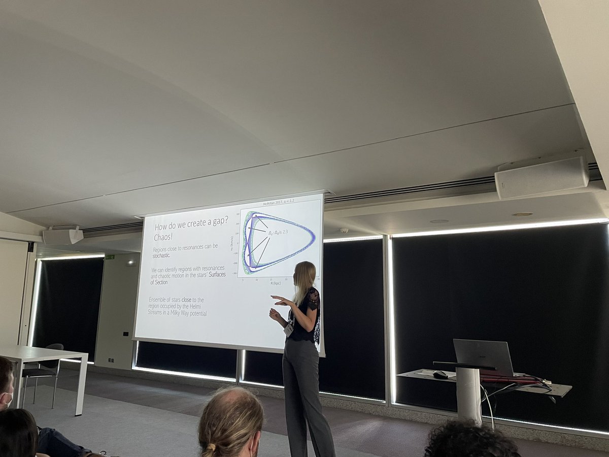 Emma_L_Dodd's tweet photo. Great talk today by @hcwoudenberg on using the Helmi streams and chaos to provide constraints on the Galactic potential, specifically on the shape of the inner dark matter halo! 🤩 #EAS2022 #SatsStreams22 https://t.co/5qsbtK6sBe