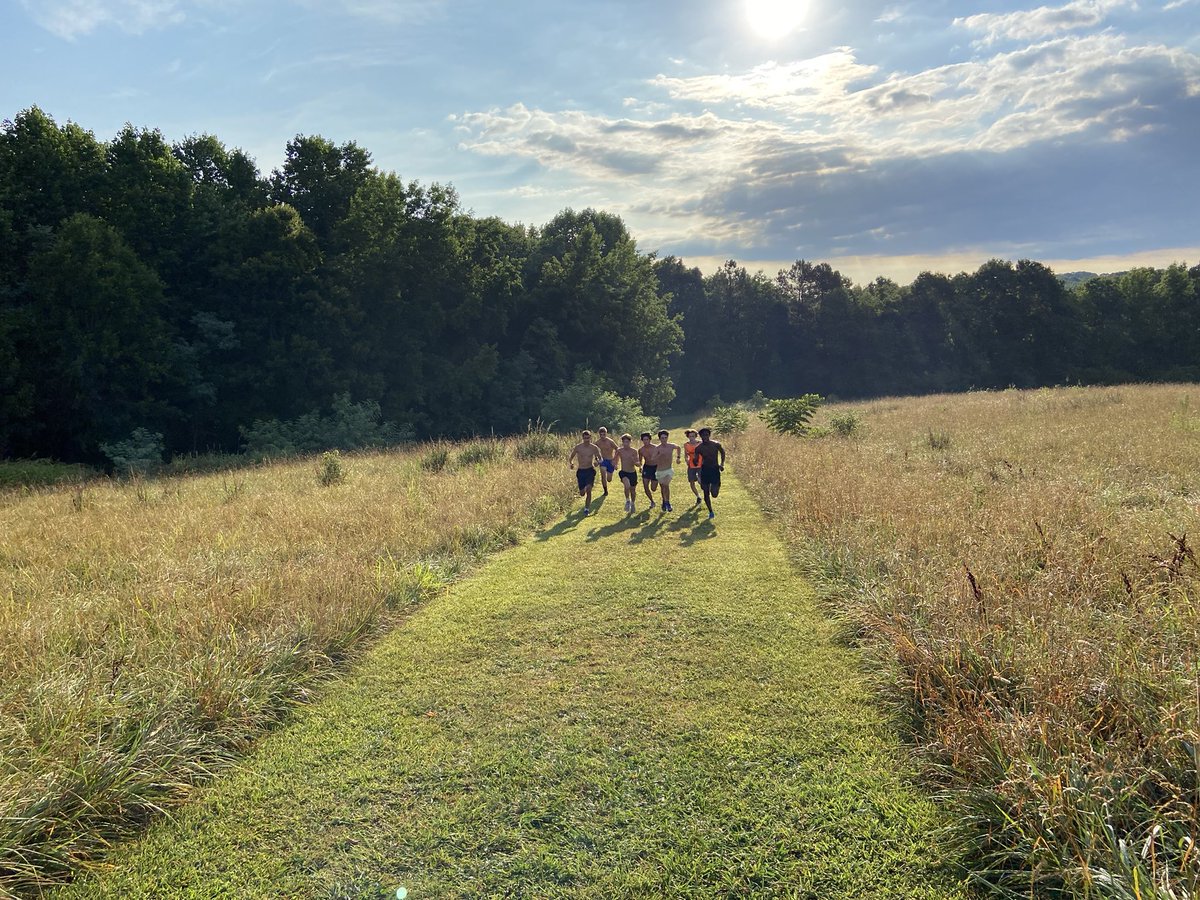 JasonBochert's tweet photo. Hill work β
#Sugglife #begolden https://t.co/EF7n1HK8eh
