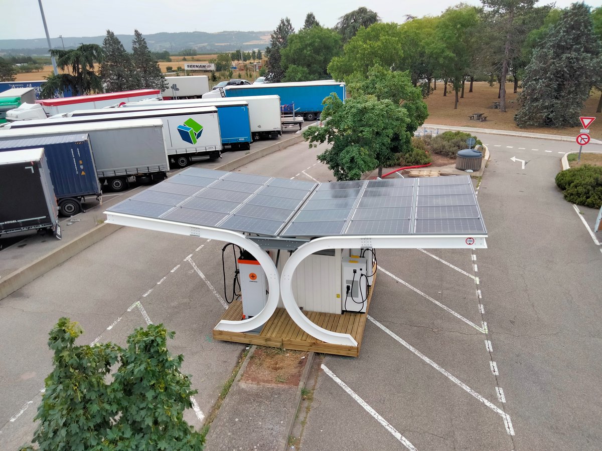 VINCIAutoroutes's tweet photo. Dans quelques jours, une nouvelle station de recharge #électrique sera mise en service sur l’aire de St Rambert Est sur l'@A7Trafic entre #Marseille et #Lyon.
Cette innovation permet de déployer 4 points de charge supplémentaires pour l’été, la période la plus dense de l’année ! https://t.co/lZ0PFnB7ZM