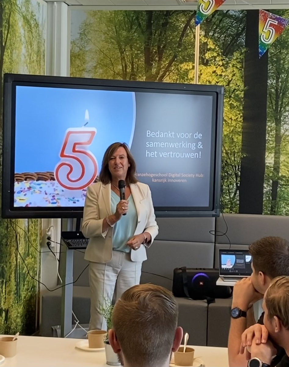 Terugkijken met <a href="/hugovel/">Hugo Velthuijsen</a> en <a href="/KunekeSchraagen/">Kuneke Schraagen</a> op de bereikte resultaten <a href="/dsh_hanze/">Digital Society Hub</a> voor Noord-Nederland  <a href="/hanze/">Hanze</a> #shareyourtalentmovetheworld <a href="/campusgr_/">Campus Groningen</a>