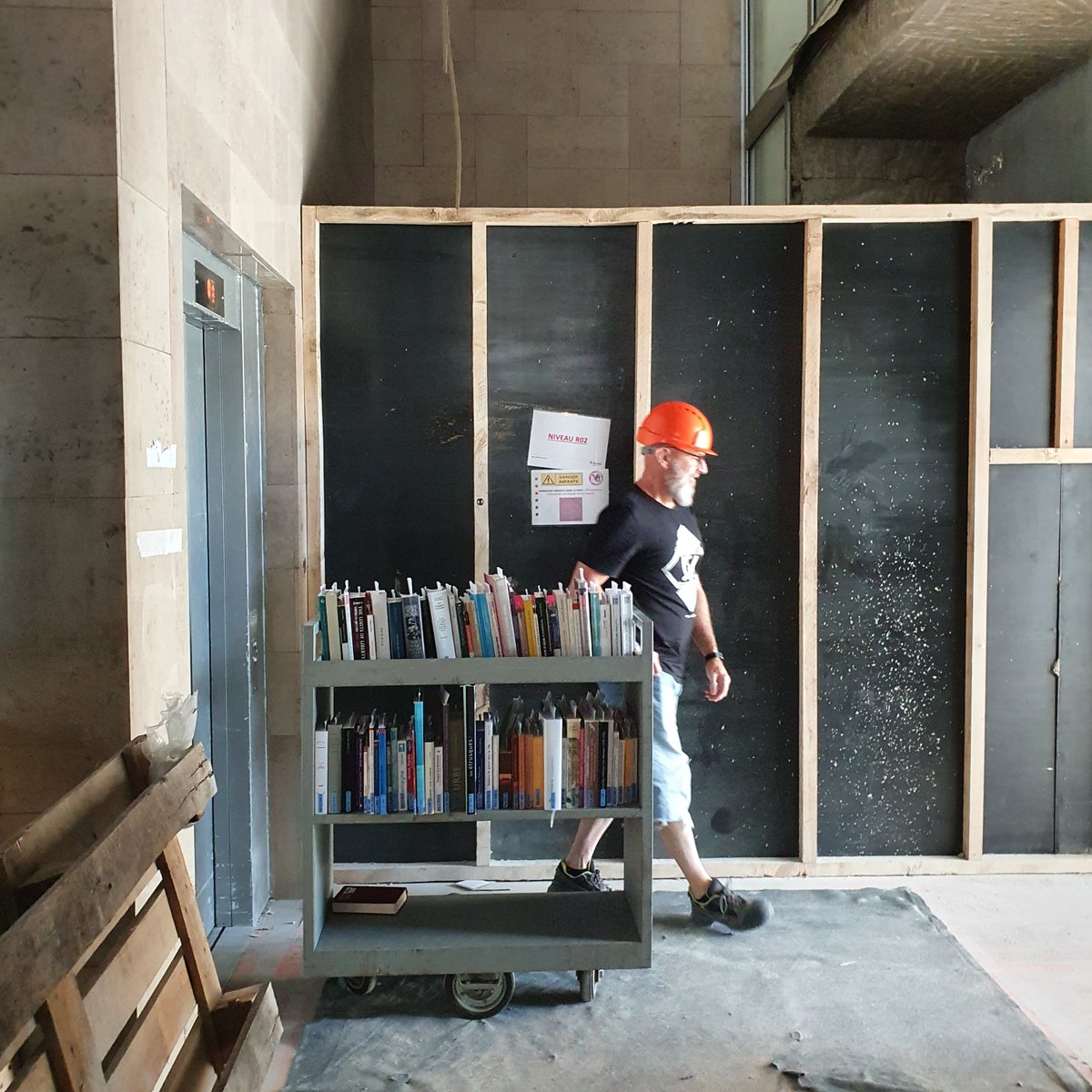 BUBMontaigne's tweet photo. 📢 #InfoBU x #BUàemporter🛍️ : grande reprise ce matin de la collecte des documents conservés dans les différents étages du bâtiment BU Droit-Lettres ! cc @UBMontaigne
🛗 "Notre" ascenseur reste en panne ❌, mais un cheminement 👷♀️👷♂️ entre les #travauxUBMontaigne🚧 a été trouvé... https://t.co/zqCu8uJQEa