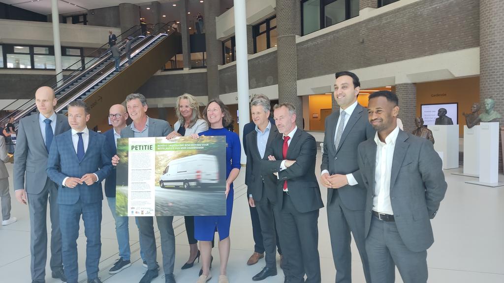 Zojuist petitie aangeboden bij Tweede Kamer: geen bpm belasting op bestelbus. Helpt vergroening niet vooruit en belast ondernemer onevenredig. <a href="/evofenedex/">evofenedex</a> evofenedex.nl/kennis/actuali…