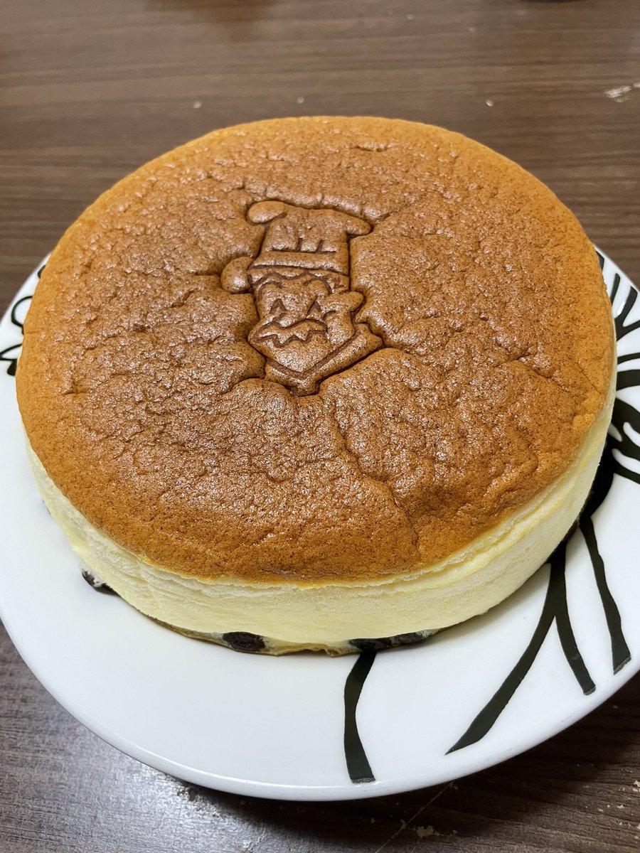 りくろーおじさんのチーズケーキが無性に食べたくなって買っちまったぜ！

購入時はイケおじやったはずやのに、家帰って開封したらウチのりくろーおじさんなんか老けてたわ🥸

このサイズと味で765円は良きよね🥰