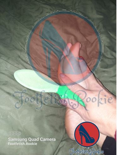FootfetishR's tweet photo. Post by @footfetish.rookie https://t.co/qzVjvTBxYf Yes, I have been skipping out on the pampering session thus begins the cycle of dry and cracked feet. Don't like it when you don't have socks on and it scratches the silk bed linen #FeetthatScratch #feet https://t.co/6swEZKpuBi