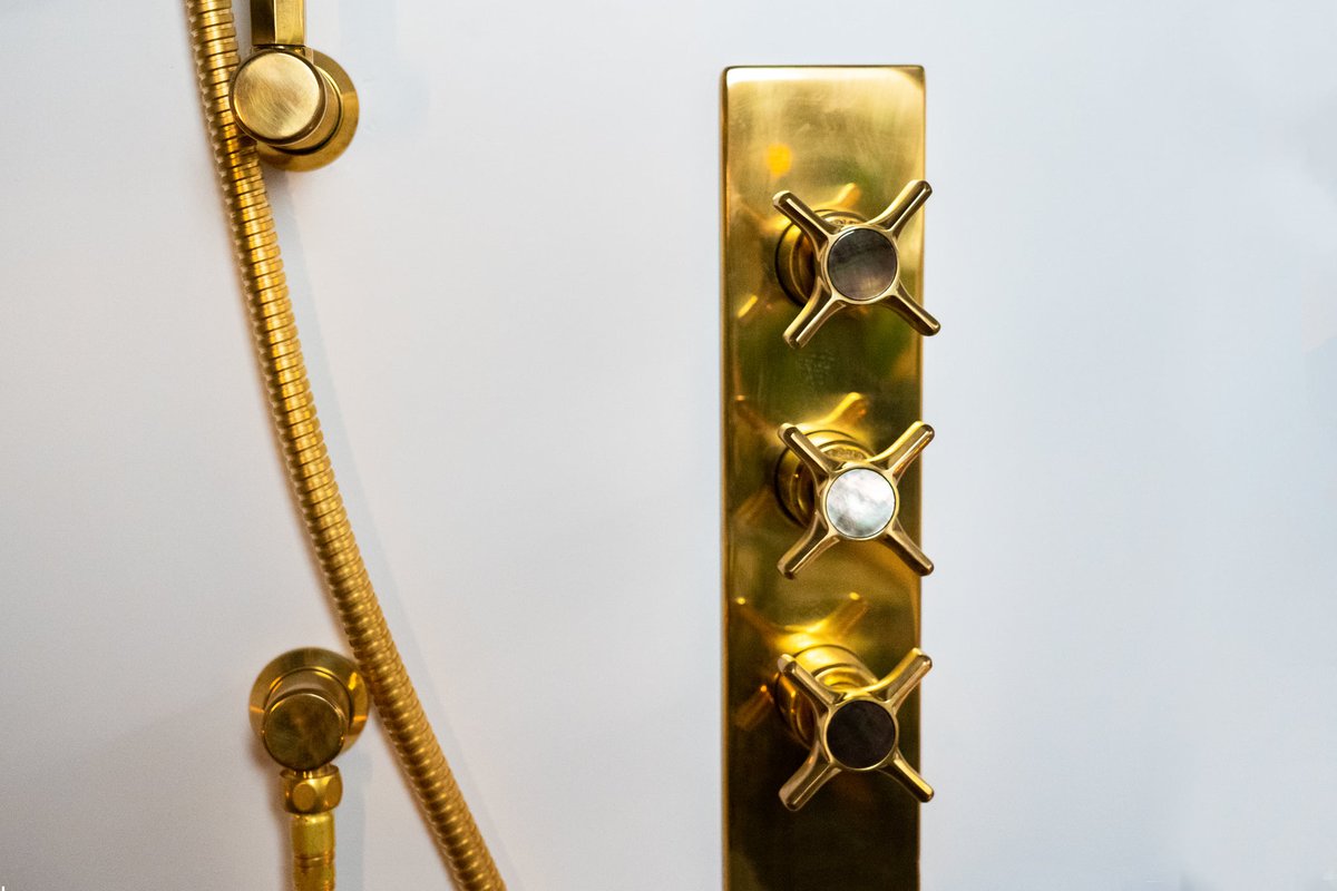 TheWaterGallery's tweet photo. The beauty of Showering with @SwadlingUK
#thewatergallery #esher #valuedstockist #taps #mixertaps #showering #illustrious #brassware https://t.co/E92acdJKST