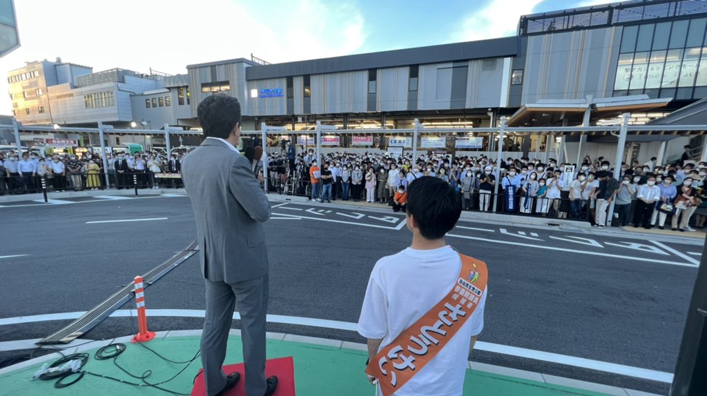 総務省出身、国際経験豊かな街づくりの専門家佐藤けい候補の応援に奈良に来ました。生駒駅前と西大寺駅前で支持を訴えました。 暑いけど頑張ります。 佐藤けいに力を❗️