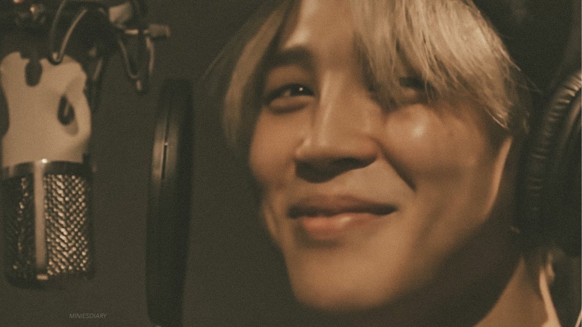 miniesdiary's tweet photo. me, you and the moon https://t.co/zgvidUQylx