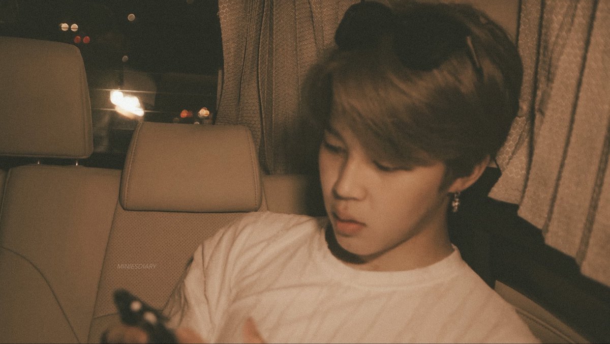 miniesdiary's tweet photo. me, you and the moon https://t.co/zgvidUQylx