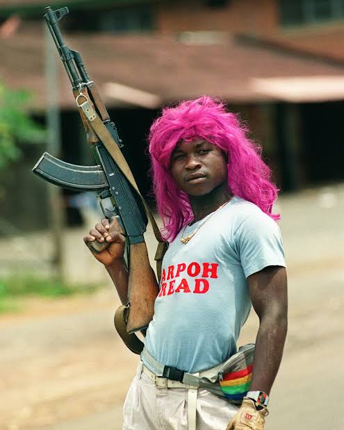 En los últimos días, circularon varias fotos de milicianos vestidos de mujer durante la guerra de Liberia.

Les voy a explicar el porqué.