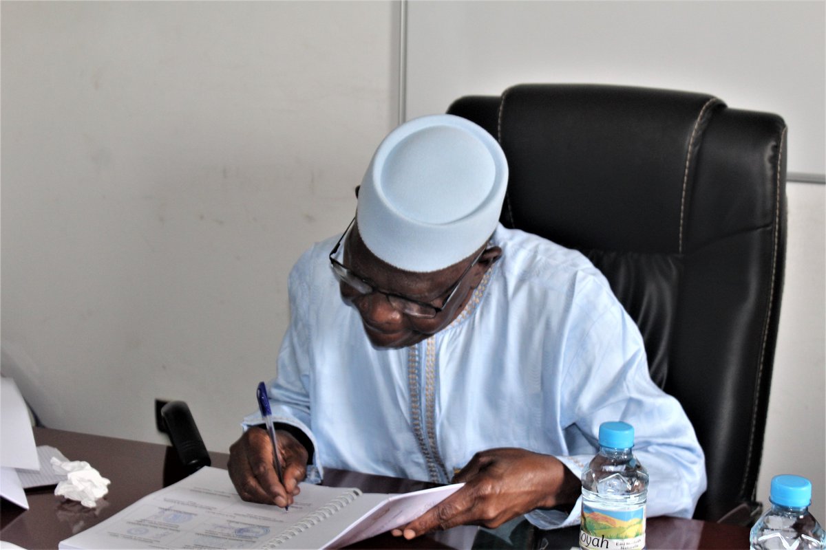 BoCEJGuinee's tweet photo. Le PROJET "BoCEJ" à travers le #Fonds_compétitif et l'Institut Supérieur de Formation A Distance (ISFAD), ont signé ce mardi 28 juin la convention pour le financement du projet de "Continuité Pédagogique" au niveau de l'enseignement supérieur. https://t.co/l7j8SEjv4J