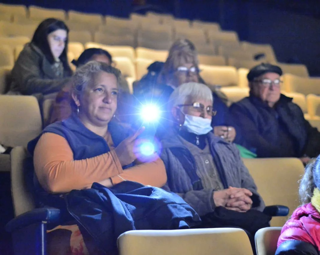 promocytmunicba's tweet photo. CICLO POR EL DERECHO A LA CULTURA: DEL PARQUE AL CINE 📽️🎞️🎬😁

Vecinos y vecinas de la ciudad participaron de la primera visita #DelParquealCine una propuesta  que promueve el ejercicio del derecho a la cultura y el entretenimiento. 🤩🚀👏🏼
#CórdobaCapital #CadaDíaMejor https://t.co/iJvOXiex4y