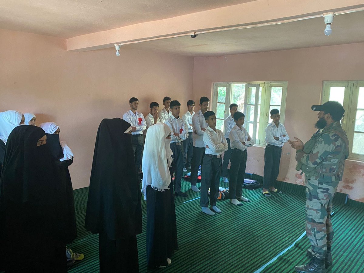 Rifa_e_Aam's tweet photo. On 28 June 22, #Indianarmy carried out career counselling for students of GHS, SultanpurKandi. The interaction was focused on addressing the problems faced by students.
#AgnipathRecruitmentScheme
@RadioChinarFM
#TuesdayMotivaton
#skillindiamsn https://t.co/OF0Jj6ns2I