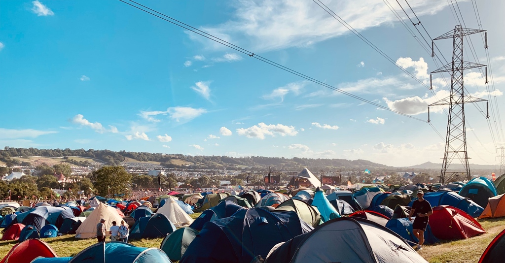 You really just cannot beat views like this😎 Had an absolutely incredible time being back on-site for @glastonbury for their post-Covid return! Did you make it to this years Glastonbury? What was your highlight of the weekend?👀