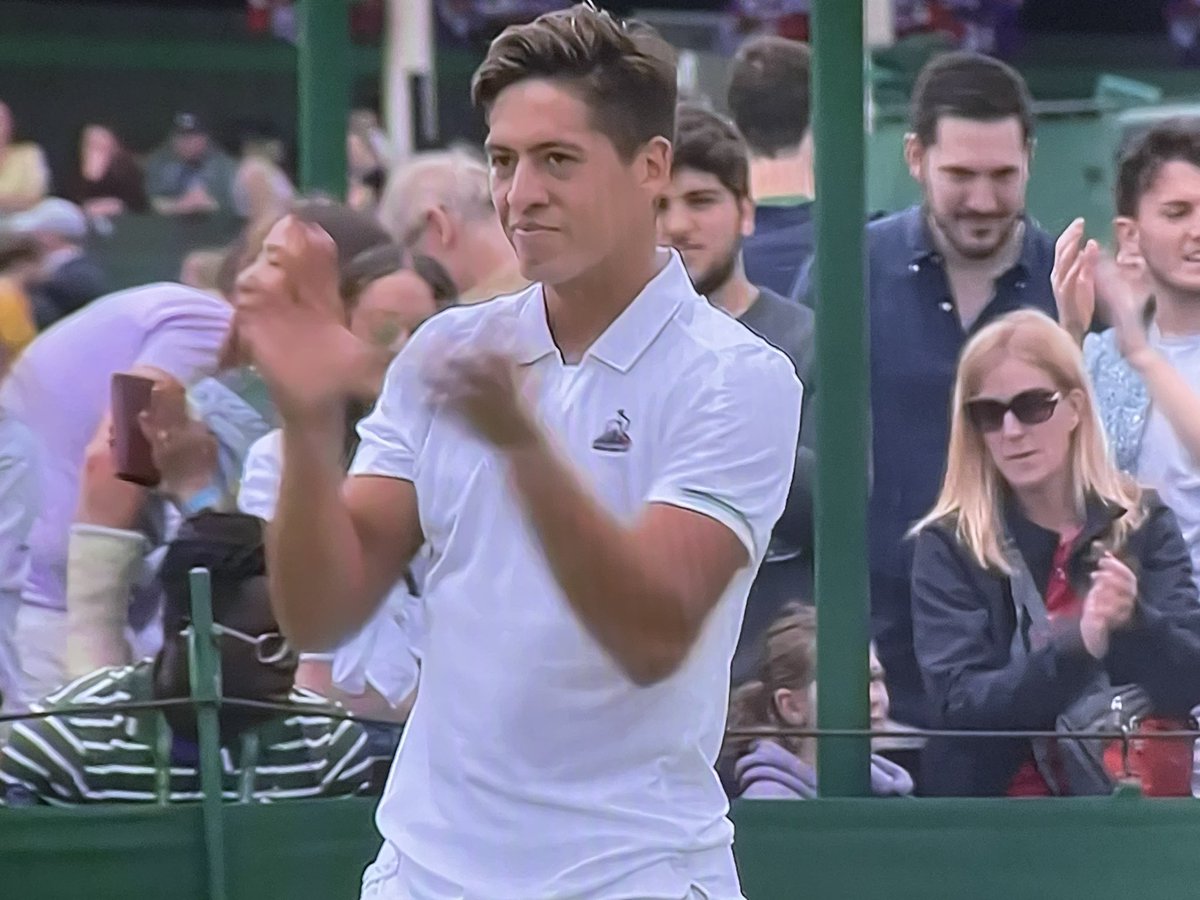 Bravo <a href="/SebastianBaez21/">Sebastian Baez.</a> primer triunfo en <a href="/winbledon_info/">Wimbledon</a> <a href="/ESPNtenis/">ESPN Tenis</a> @LaloVarelaTV