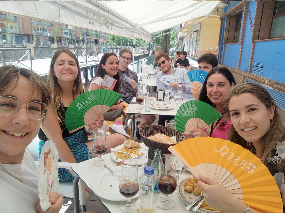 Eating at the #BienalRSEQ2022 battling the heat with the help of @RSEQUIMICA 's fans