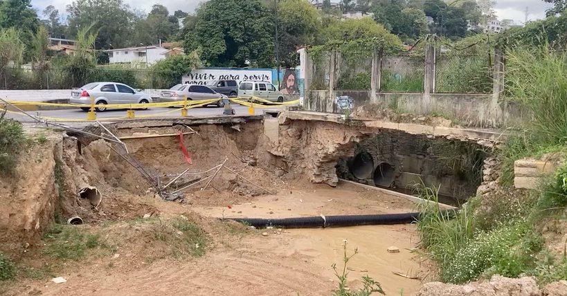 Vía <a href="/InformacionVias/">Información Vial</a> ⚠️#Miranda Cráter en la Avenida Perimetral de #LosSalias en San Antonio de los Altos sigue creciendo. Así permanece el enorme cráter generado por Hidrocapital tras la rotura de la tubería matriz. #28Junio RT <a href="/CaraotaDigital/">Caraota Digital</a>