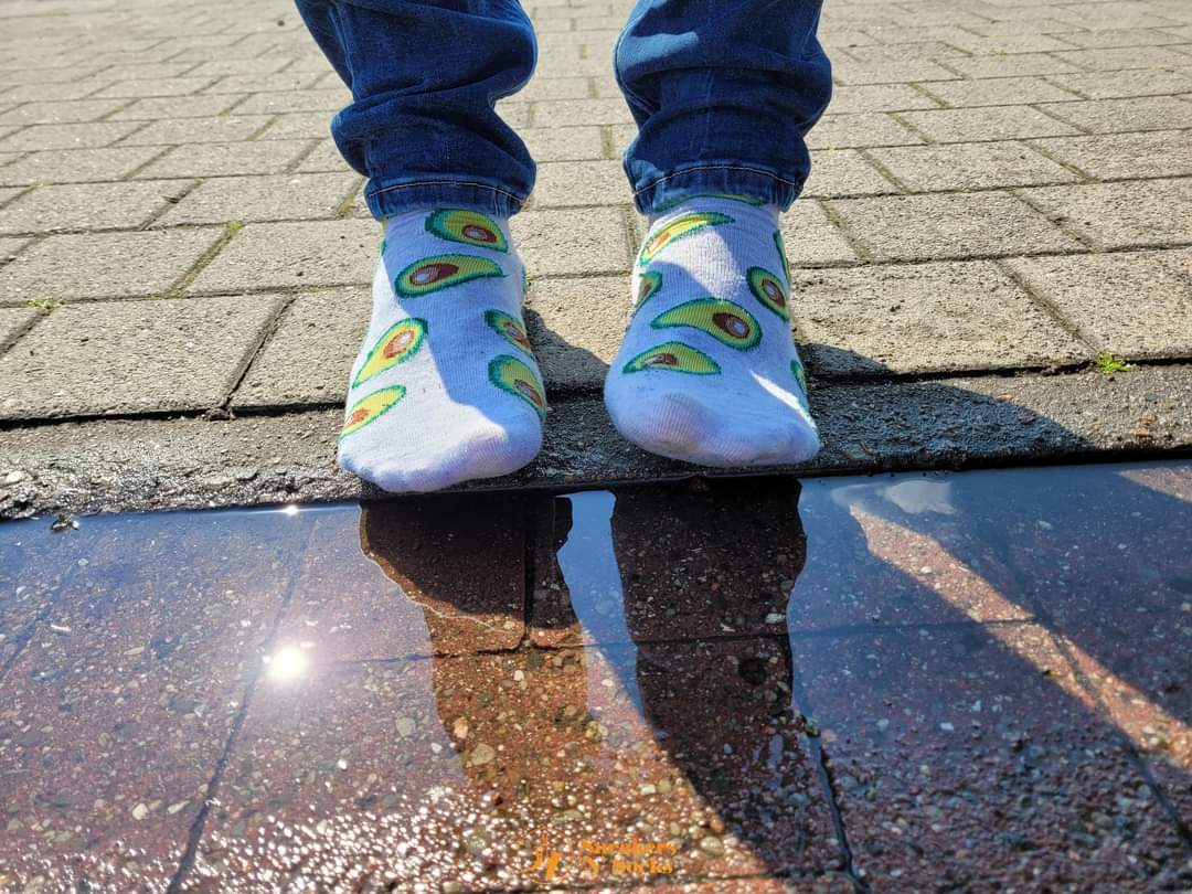 socks_sneakers's tweet photo. Was würdet ihr machen, wenn ihr uns auf Socken auf der Straße erwischen würdet?
#socks #socken #buntesocken #colorfulsocks #noshoes #walkinsocks #publicsocks #sockenfetisch #sockfetish #grauesocken #greysocks #dirtysocks #schmutzigesocken #dreckigesocken #cuteocks #lustigesocken https://t.co/vv7pz3zLCc