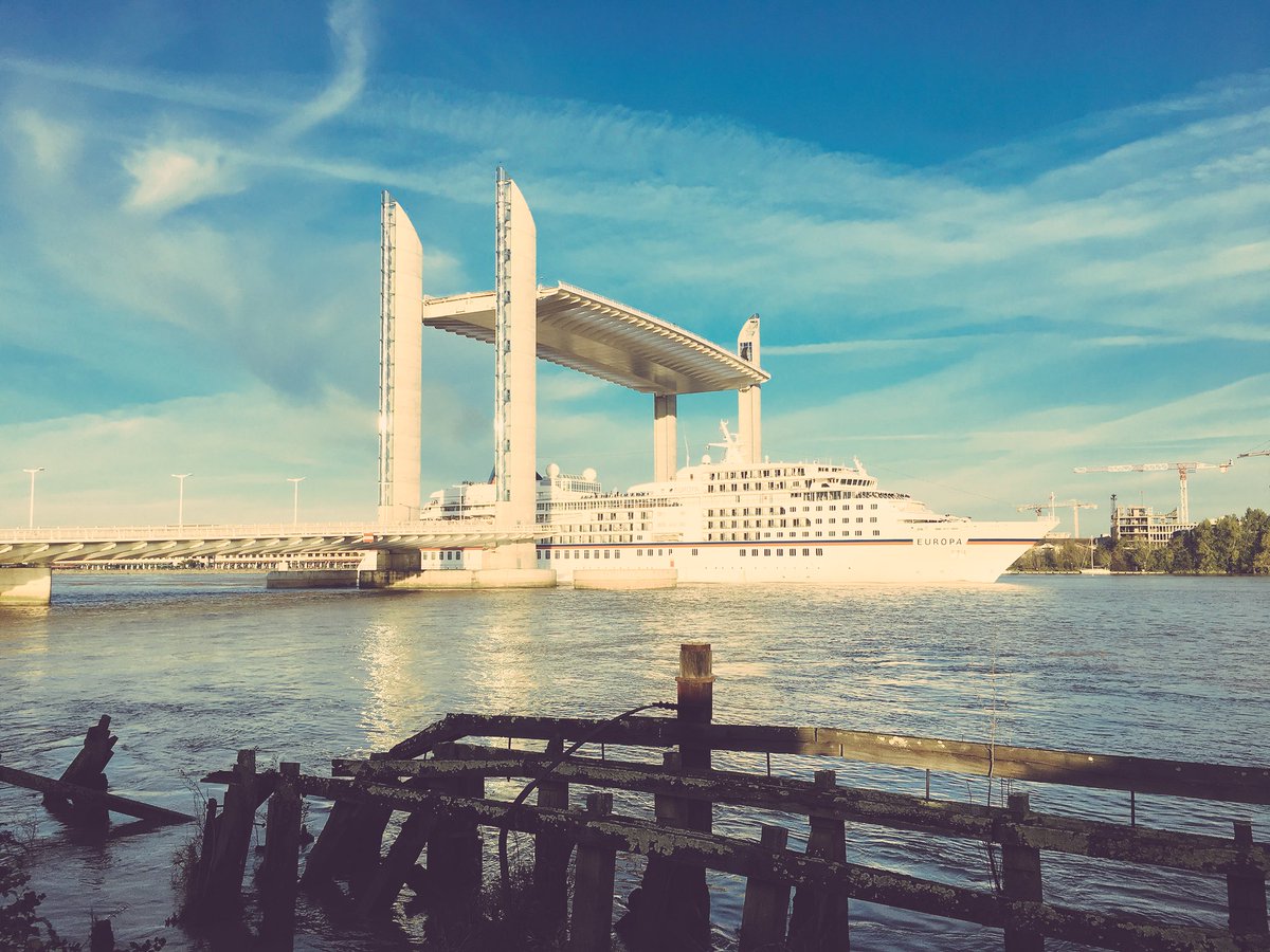 🤖 Pont Chaban tweet media