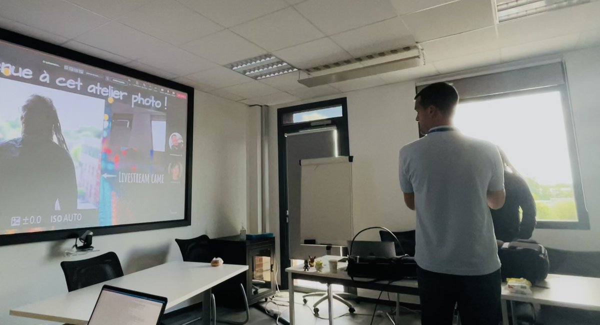 Chez AXA France, c’est aussi le partage par des gens passionnés sur des sujets divers : ce midi <a href="/juguyard/">Julien Guyard</a> sur les bases de la photographie ! « la générosité des photographes est d’offrir un peu de lumière aux autres »  🌞 <a href="/SoFuZion/">Sophie C</a> <a href="/AXAJobs_fr/">AXA Jobs France</a> #AXAGuildeDev