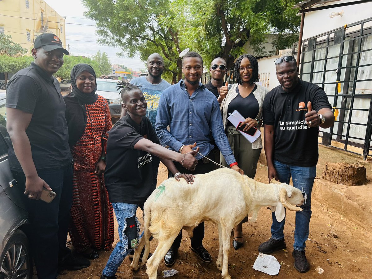 OrangeMoneyMl's tweet photo. Aujourd’hui aussi on a appelé des clients 😊 et ils sont repartis très heureux avec leurs cadeaux. 
On t’appelle pour te donner un mouton 😅, tu vas dire quoi si ce n’est merci #orangemoney 🤷🏽‍♂️. 
Revivez en images la joie de nos clients.
#orangemoneykaseliba
#ngaorangemoney https://t.co/yybAqHyTke