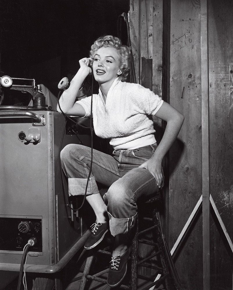 thatmarilyngirl's tweet photo. Marilyn Monroe on the set of Clash by Night (1952). She was among the first Hollywood women to be regularly wear blue jeans. She told Mike Connolly, “My favorite clothes are something out-and-out slinky or else just plain blue jeans, but the blue jeans have to be body-hugging.” https://t.co/M3yyKYHYam