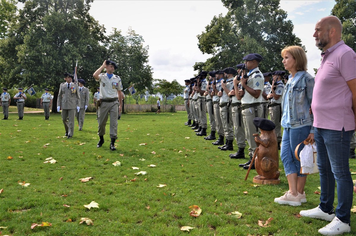 7RMATofficiel's tweet image. Passation de commandement de la 4e CAP. Le capitaine Mathieu succède au capitaine Yann à la tête des « marmottes » du 7e RMAT. »

#FiersDeNosSoldats #SoldatsDeLaNation
#PASSCOM

@armeedeterre 
@27bim 
@Defense_Sud_Est