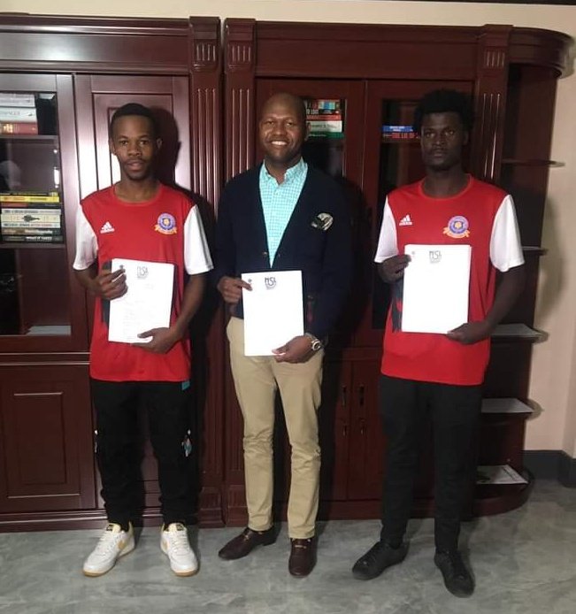 SIGNED & SEALED 

Xolani 'BlackBerry' Nkala (far right) has joined #GladAfricaChampionship side, Tshakhuma Tsha Madzivhandila.

#UNPLAYABLE